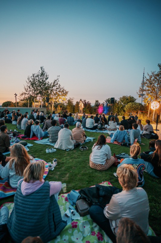 Open-Air-Publikum auf dem Rasen beim SCHNACK Bunker Open Air