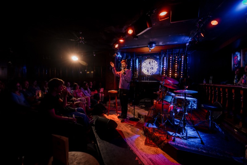 Comedy-Club mit Bühne und Publikum im bunten Licht