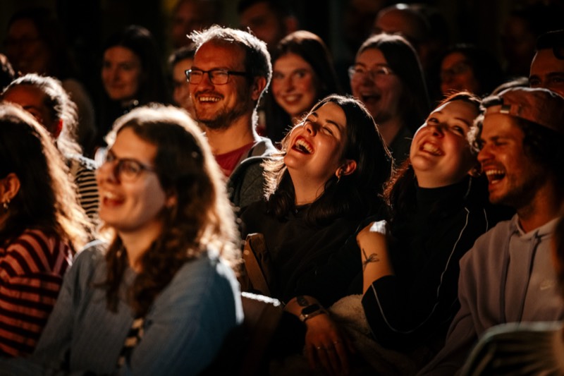 Lachendes Publikum bei einer SCHNACK Stand-Up Show